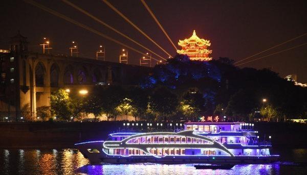 19:20,随着一声汽笛响起,两江游览游船"东湖号"从粤汉码头发班.