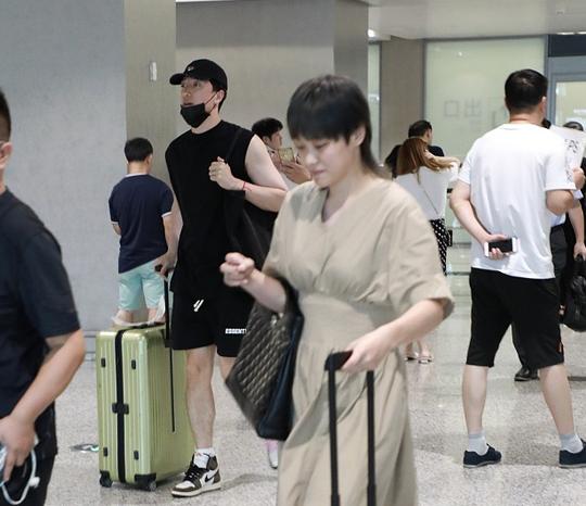 刘翔吴莎同框现身在机场两人一前一后