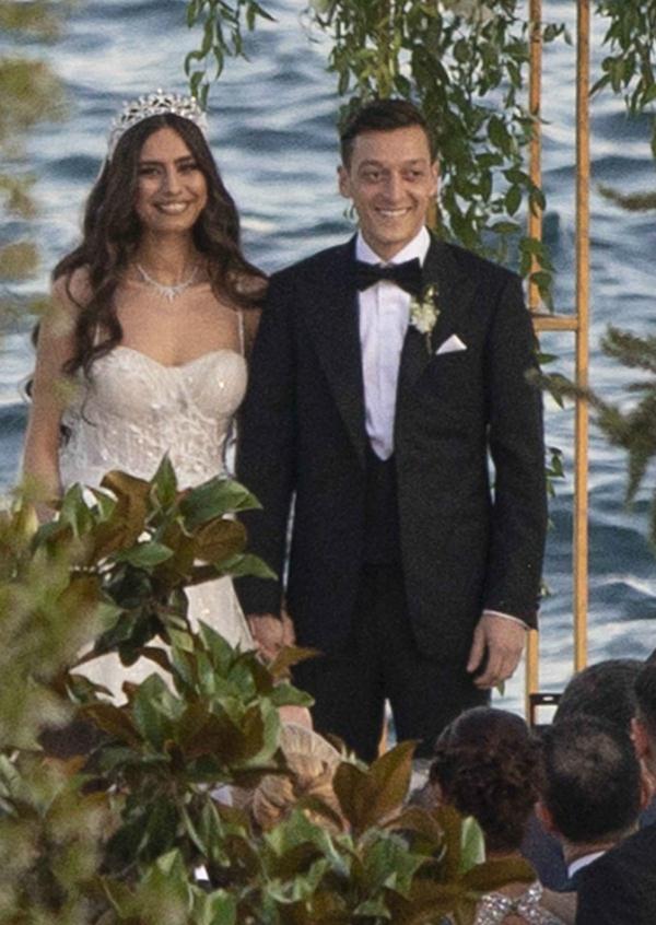 厄齐尔结婚与貌美妻子海边大婚证婚人是土耳其总统