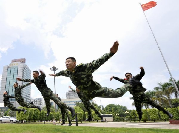 特勤中队长陈二喜是一名响当当的消防英雄,在一次灭火战斗中,二喜冒着