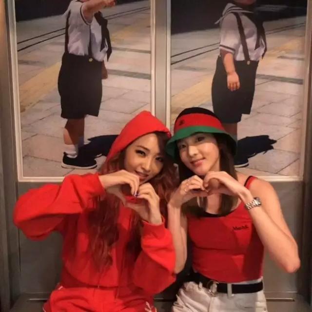 2NE1��ɢ��2����4�����ڹ�����Σ�ĬĬ֧���ű˴ˣ�
