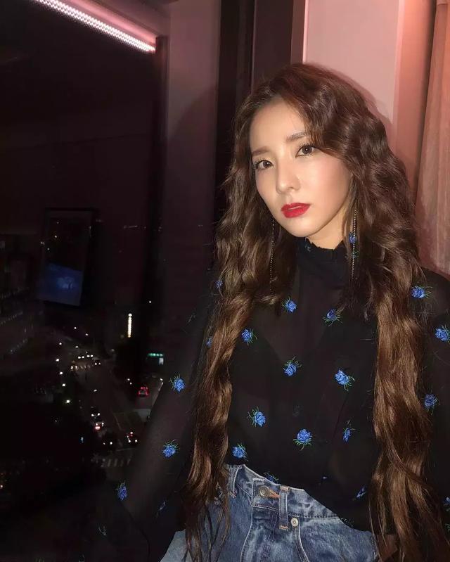 2NE1��ɢ��2����4�����ڹ�����Σ�ĬĬ֧���ű˴ˣ�