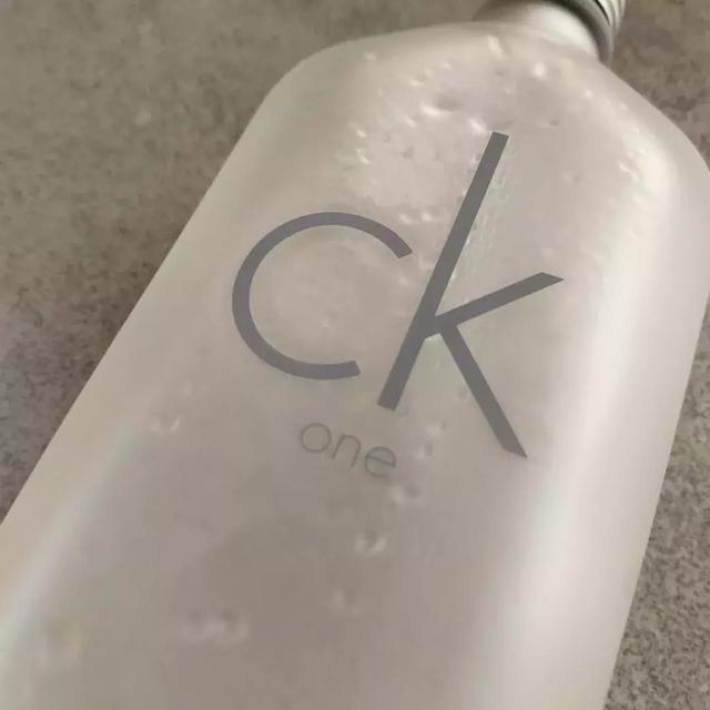 �����һƿ��ˮ�ܴ����ഺ���Ҿ����� CK One