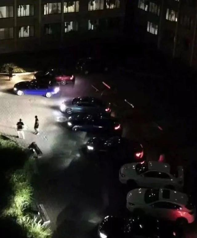 ��ҹ��8���γ�������ѧŮ�����ᣬ������ˮ��Ȼ�ǰ�ʾ����