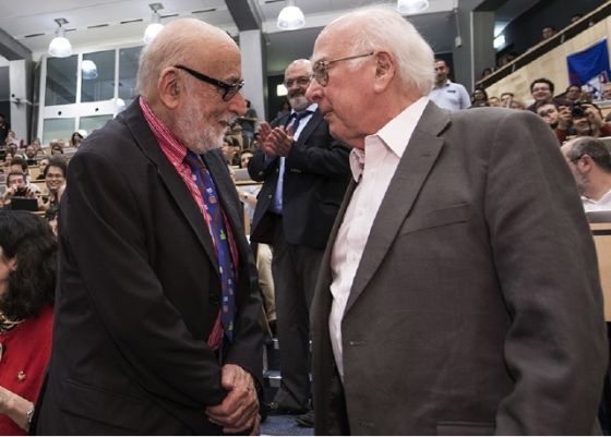 2012��7��4�գ�ŷ�޺���������������ϣ��˹���ӵĻ����ֳ���Fran?ois Englert��Peter Higgs�״μ��� ͼƬ��Դ��ŷ�޺������ģ�CERN�� 