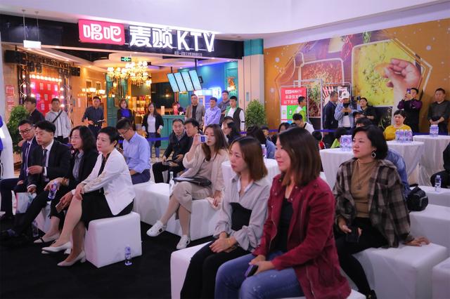 还在对着手机玩唱吧?唱吧麦颂KTV青岛首店了解一下!