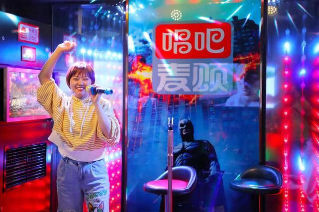 还在对着手机玩唱吧?唱吧麦颂KTV青岛首店了解一下!