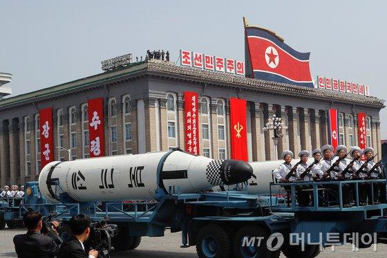 朝鲜成功试射新型潜射导弹!酷似“巨浪-2”,金正恩发去祝贺