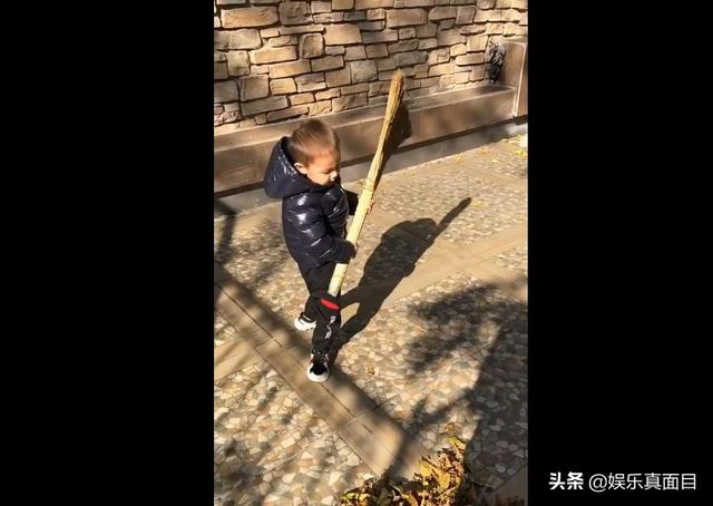 林丹38岁老婆发微博,3岁儿子勤劳打扫豪宅,长相引起所有人注意