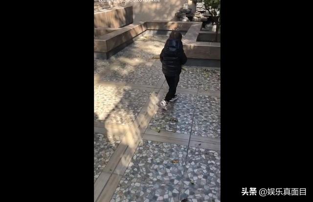 林丹38岁老婆发微博,3岁儿子勤劳打扫豪宅,长相引起所有人注意