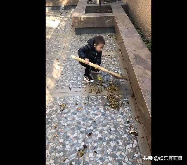 林丹38岁老婆发微博,3岁儿子勤劳打扫豪宅,长相引起所有人注意