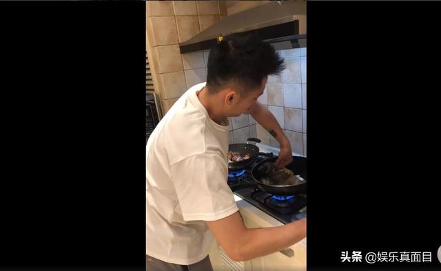 林丹38岁老婆发微博,3岁儿子勤劳打扫豪宅,长相引起所有人注意