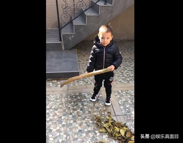 林丹38岁老婆发微博,3岁儿子勤劳打扫豪宅,长相引起所有人注意