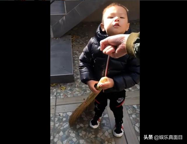 林丹38岁老婆发微博,3岁儿子勤劳打扫豪宅,长相引起所有人注意