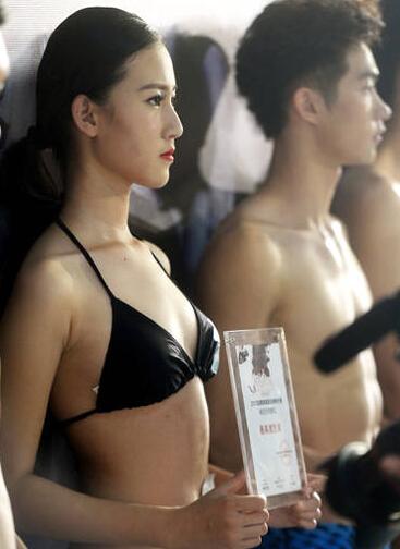 小学生举办化妆大赛 12岁女孩穿比基尼选美 童年你去哪儿了