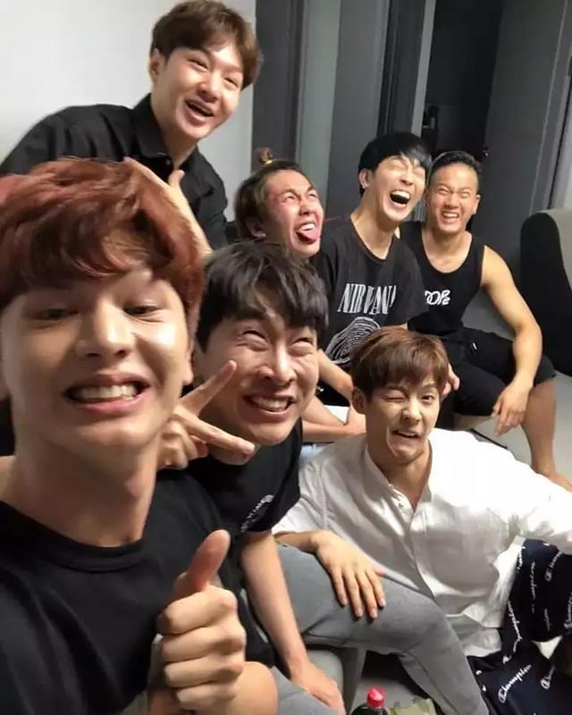 �޷������������룡BTOB��IG�ϴ����Ż꣬��������ϴ���Ƭ��Ц��