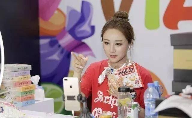 ����ֱ���츻���£�һ��ֱ������7000���������ÿ���˯����Сʱ