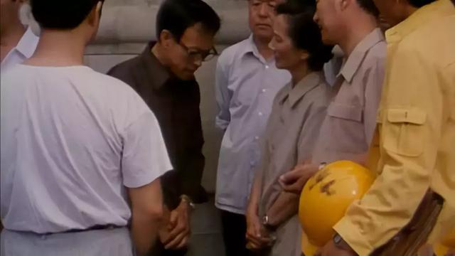 这部国产经典告诉你,什么才叫黑色幽默