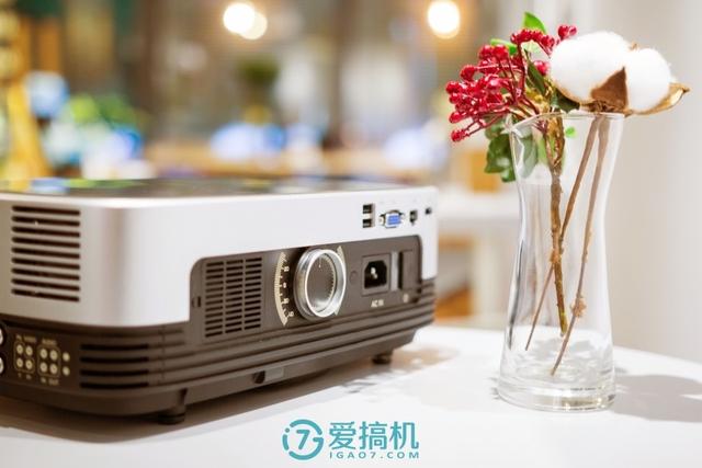 投影仪中的性价比之王!千元投影仪坚果极越A6使用评测