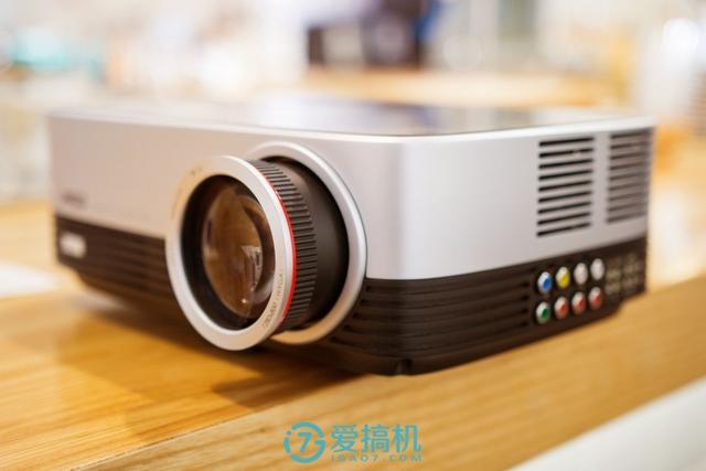 投影仪中的性价比之王!千元投影仪坚果极越A6使用评测