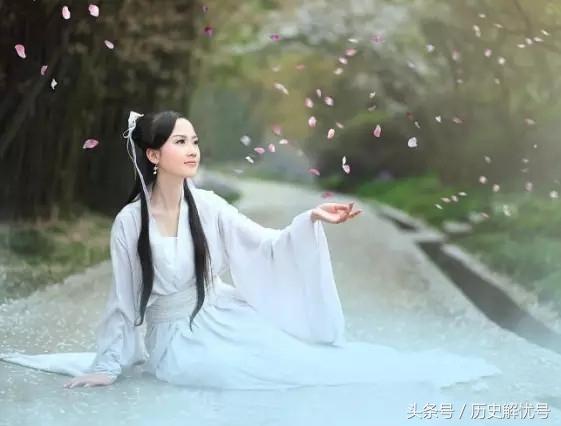 “春梦了无痕”人尽皆知,它的上一句更加经典,知道的人却不多!