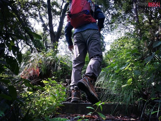 翻山越岭、淌水过河,全能应对!探路者高帮登山鞋测评