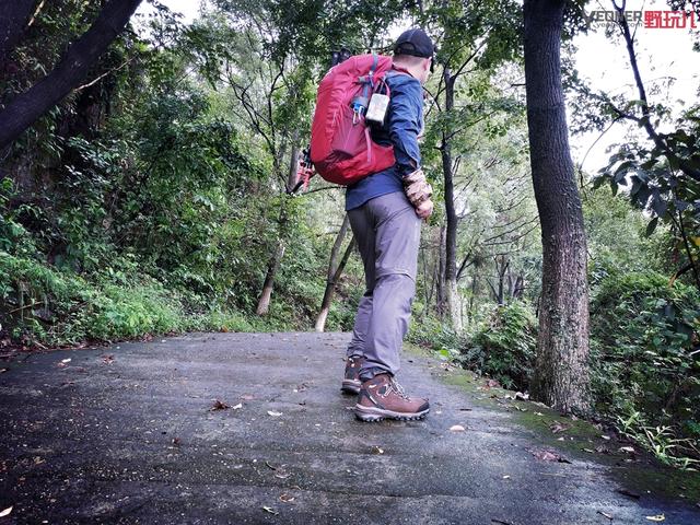 翻山越岭、淌水过河,全能应对!探路者高帮登山鞋测评