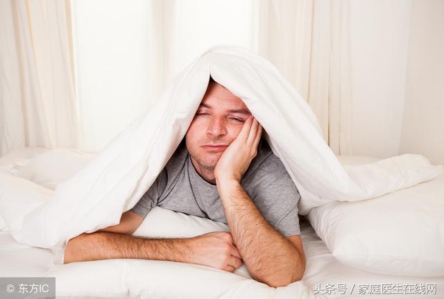 男人晚上睡觉总出汗,这是怎么回事?要从这3方面找原因