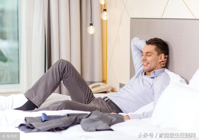 男人晚上睡觉总出汗,这是怎么回事?要从这3方面找原因