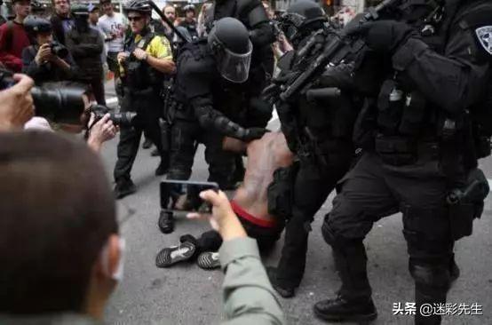示威升级为暴力!美国警方暴力逮捕黑衣人,俄专家:白宫双重标准