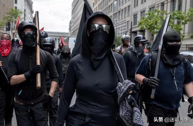 示威升级为暴力!美国警方暴力逮捕黑衣人,俄专家:白宫双重标准