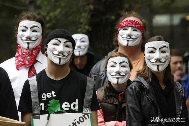 示威升级为暴力!美国警方暴力逮捕黑衣人,俄专家:白宫双重标准