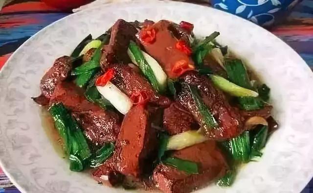 猪血怎么做好吃又简单?猪血(毛血旺)的家常做法