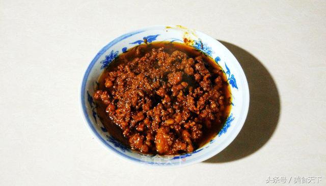 重庆杂酱面,臊子酥香味浓,比北方的炸酱更好吃,却不是炸出来的