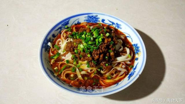 重庆杂酱面,臊子酥香味浓,比北方的炸酱更好吃,却不是炸出来的
