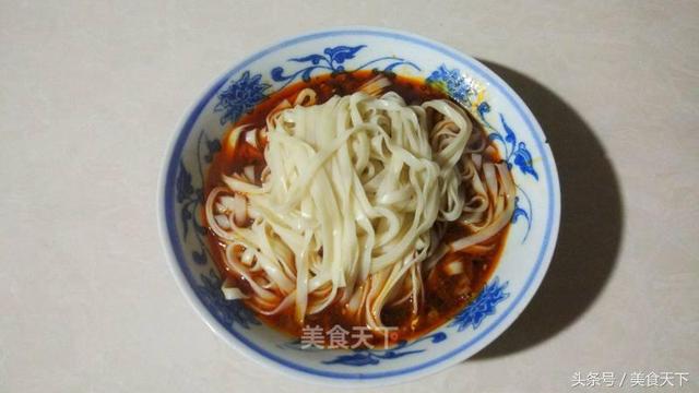 重庆杂酱面,臊子酥香味浓,比北方的炸酱更好吃,却不是炸出来的