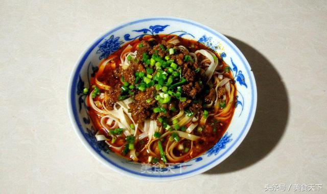 重庆杂酱面,臊子酥香味浓,比北方的炸酱更好吃,却不是炸出来的