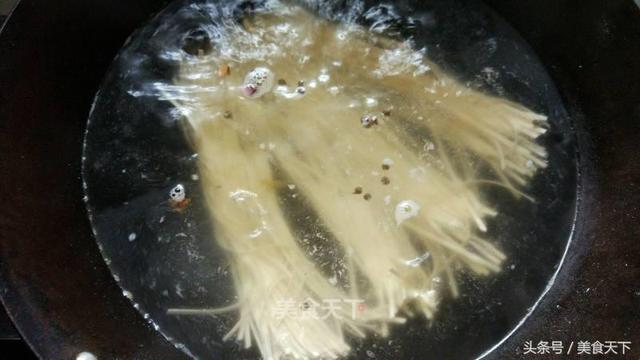 重庆杂酱面,臊子酥香味浓,比北方的炸酱更好吃,却不是炸出来的