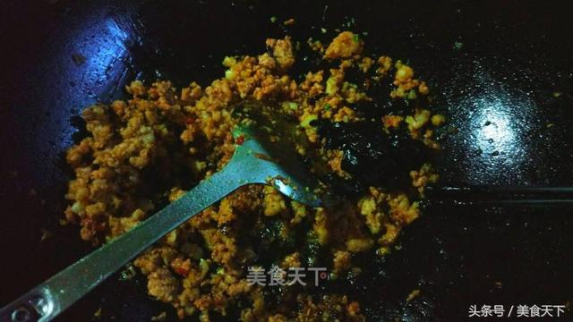重庆杂酱面,臊子酥香味浓,比北方的炸酱更好吃,却不是炸出来的
