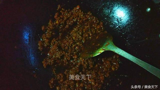 重庆杂酱面,臊子酥香味浓,比北方的炸酱更好吃,却不是炸出来的