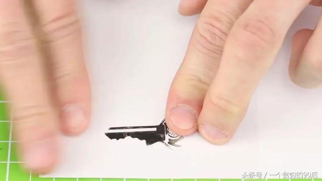 忘记带钥匙怎么办?3分钟教你用纸开锁,一般人学不来!