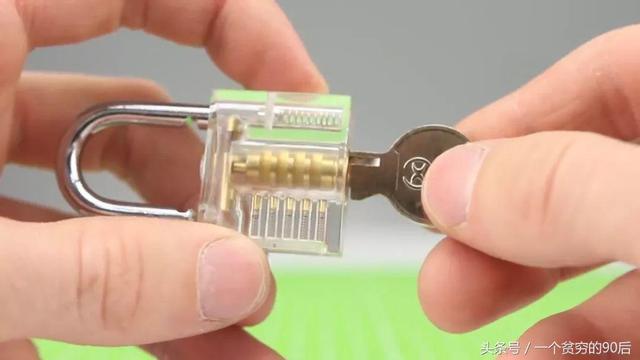 忘记带钥匙怎么办?3分钟教你用纸开锁,一般人学不来!