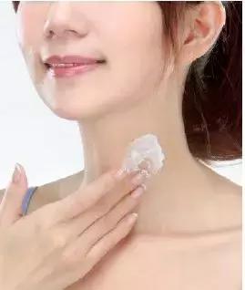 20岁就有颈纹?想要去掉颈纹只用颈霜做不到!