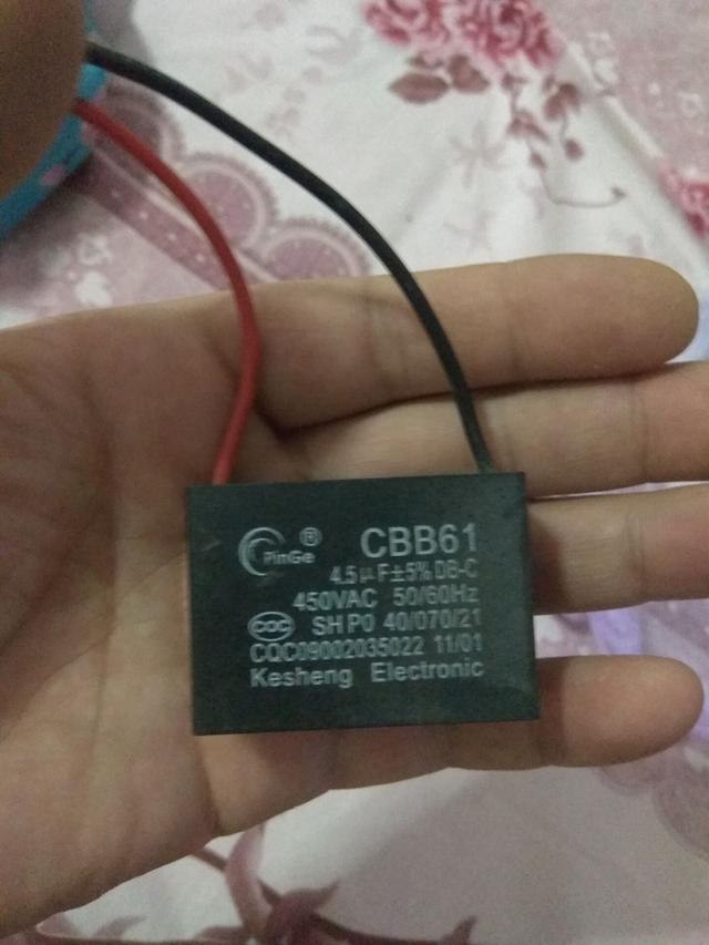如何区分电容的正负极?怎么用万用表测电容的容量?