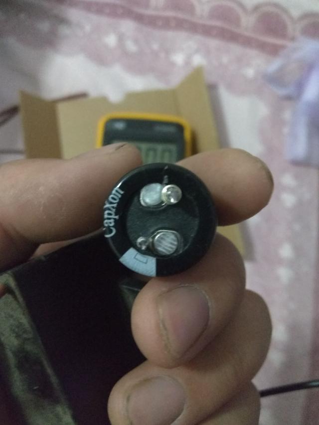 如何区分电容的正负极?怎么用万用表测电容的容量?