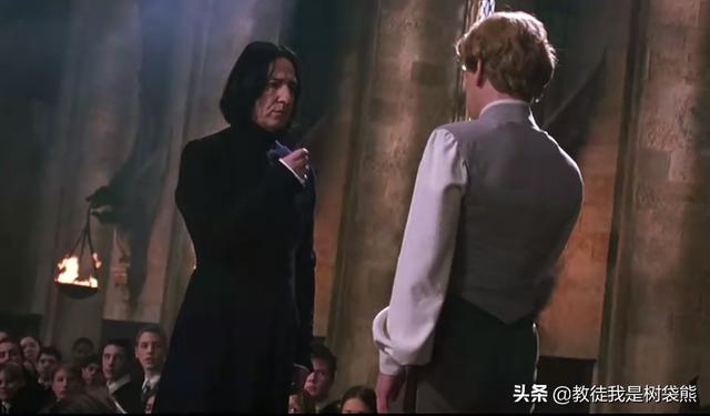 哈利波特为什么能打败伏地魔?你看看他手里拿的啥?