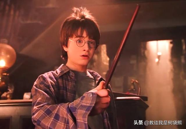 哈利波特为什么能打败伏地魔?你看看他手里拿的啥?