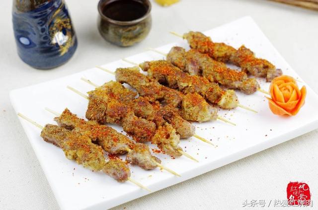 在家自己做羊肉串,用蛋清腌制,肉会很嫩
