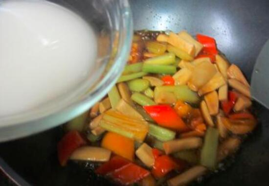烧菜时怎么勾芡?要想烹饪做得好,勾芡技巧要掌握