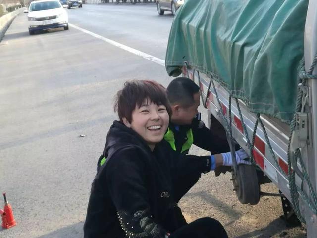 惊险!货车行驶在高速公路上突然爆胎,万幸的是……
